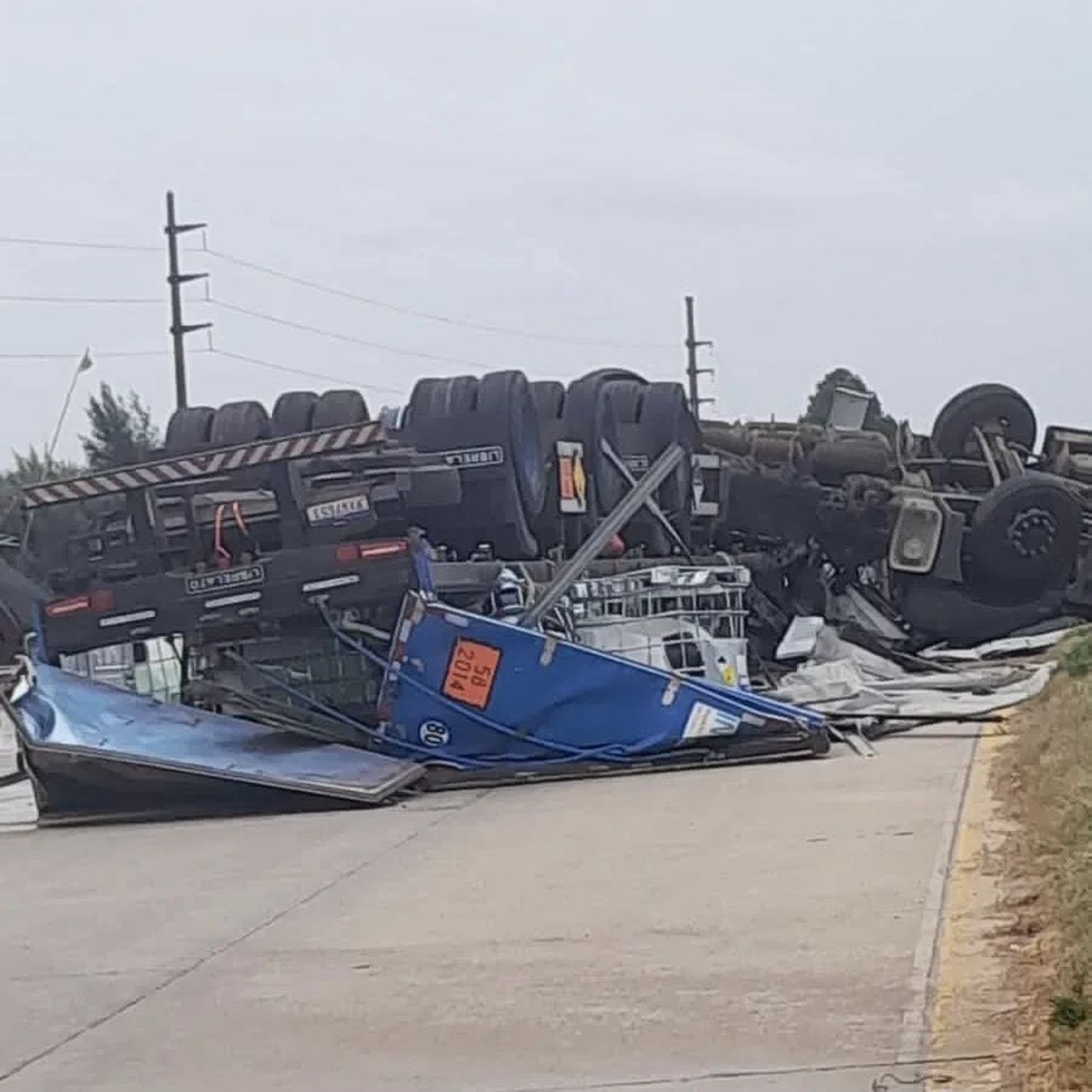 El conductor de un camión murió tras volcar sobre la Ruta Nacional 14