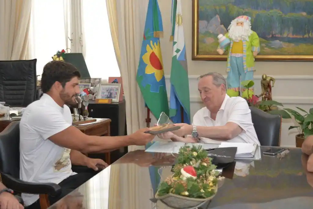 Lunghi reconoció a Rodrigo Bruni por su participación en el Mundial de rugby