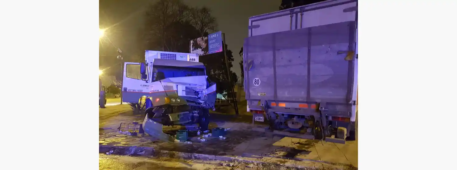 Dos camiones y un taxi chocaron en la avenida Juan B. Justo