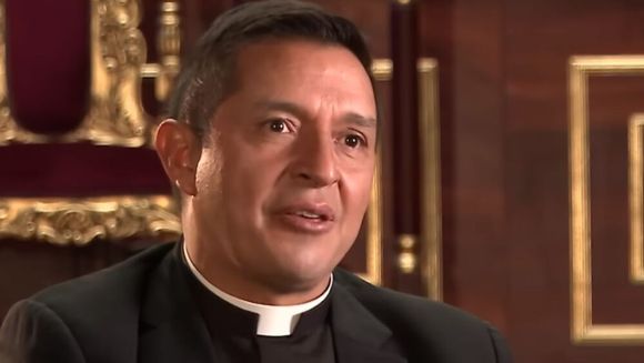 El famoso cura colombiano Padre Chucho, está atrapado en Israel