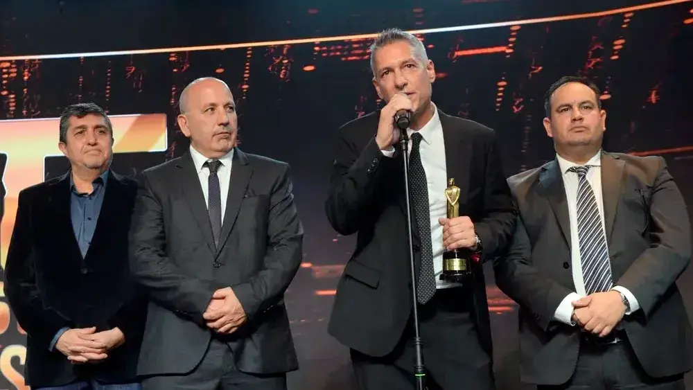 Gonzalo Irazoqui agradece la distinción junto a Enrique Iommi (der.), Gabriel González (izq.) y Sebastián Ignacio (2do. izq.).
