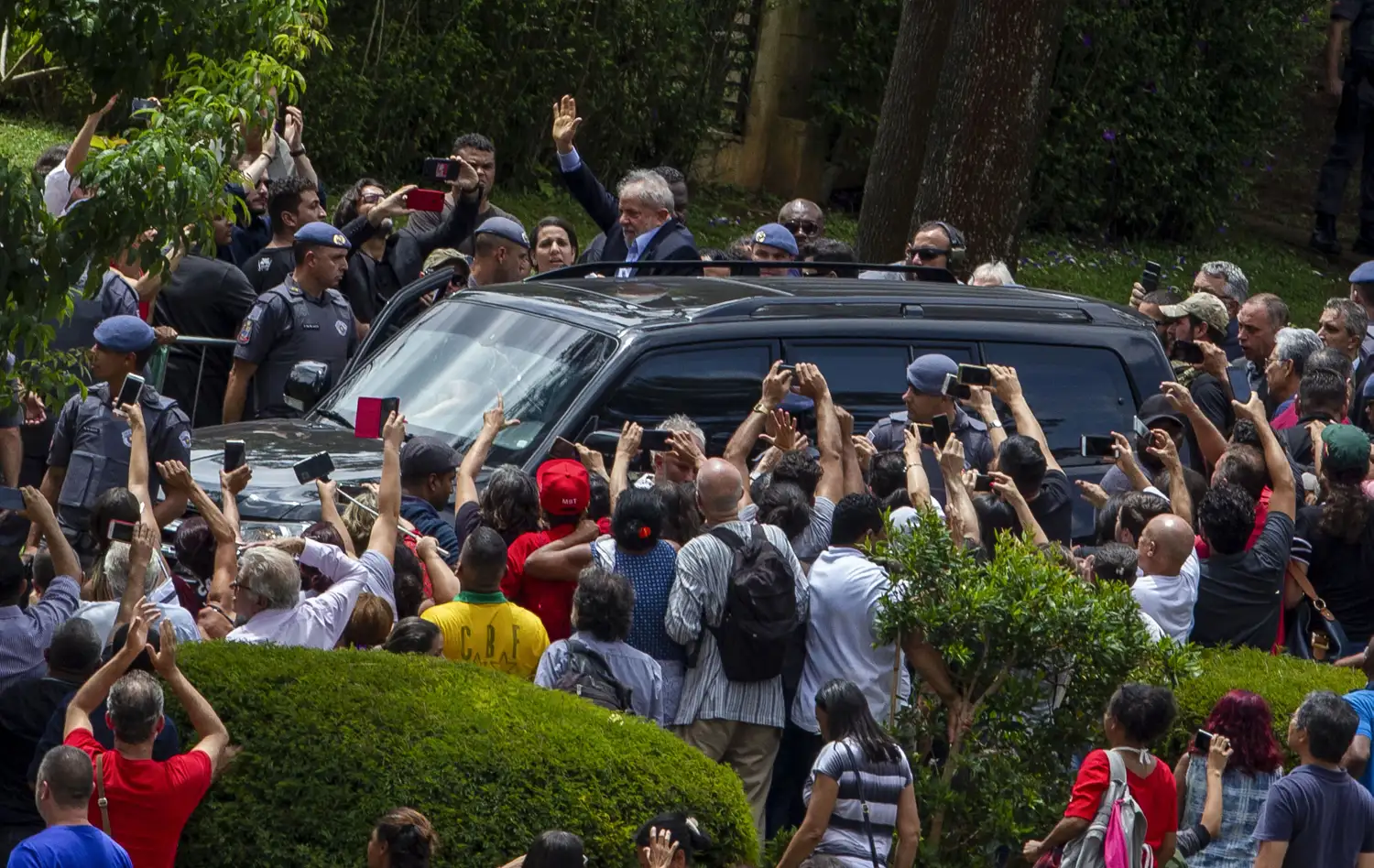 Lula salió de prisión por unas horas para participar en el sepelio de su nieto