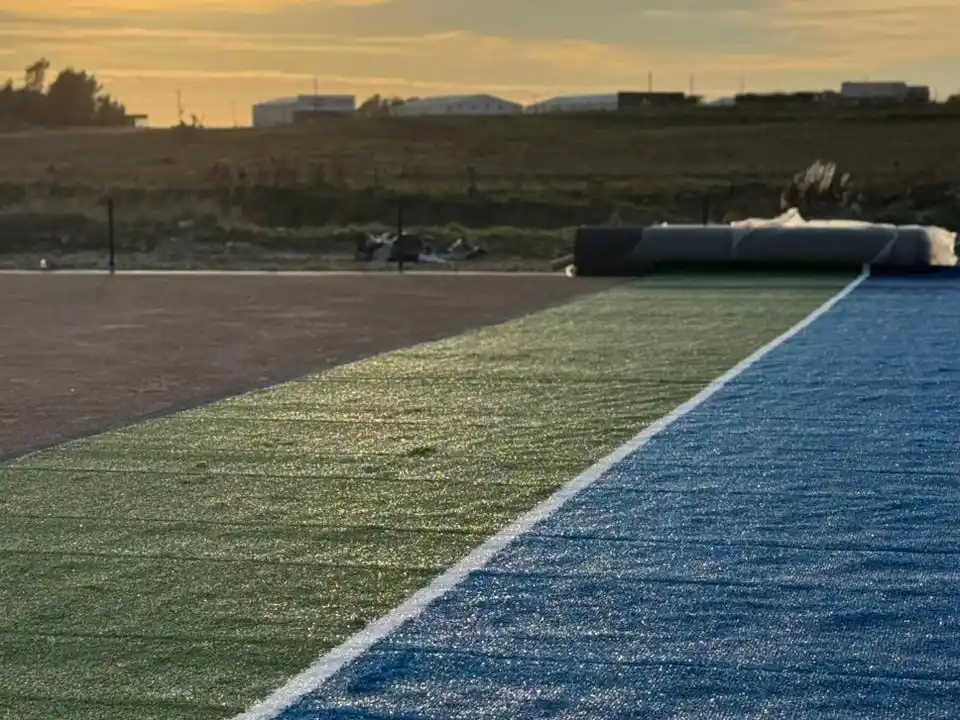 El TARHC comenzó a instalar la alfombra de su futura cancha de hockey