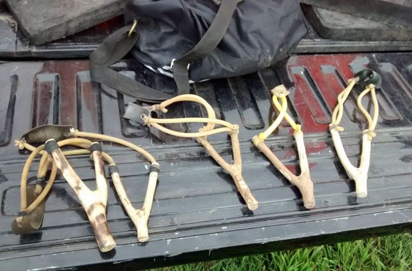 Detienen a adultos por romper los cristales de los autos con gomeras