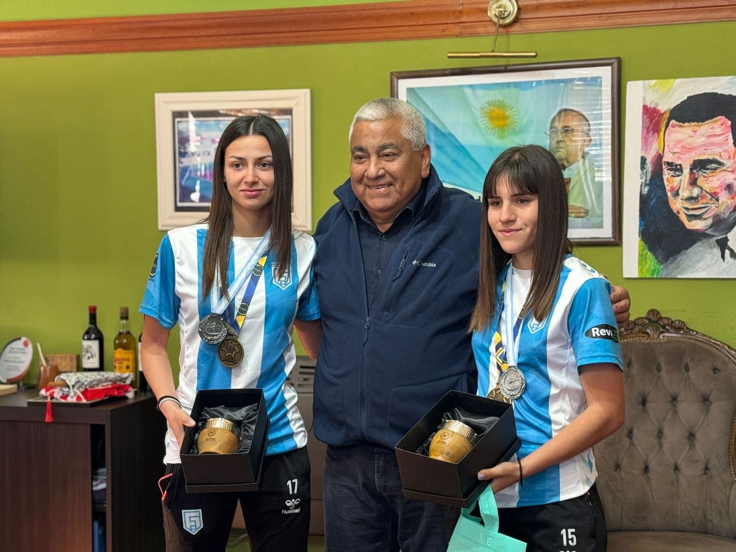 Cecilio Salazar recibió a Adnara Giménez y Milagros Castro.