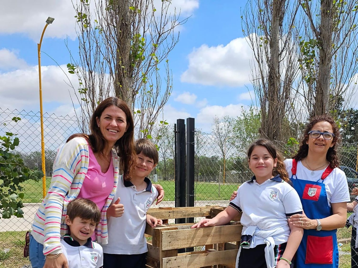 Luciana Martino junto a  Federico, Francisco y Ema, y la maestra Marcia Alisio.