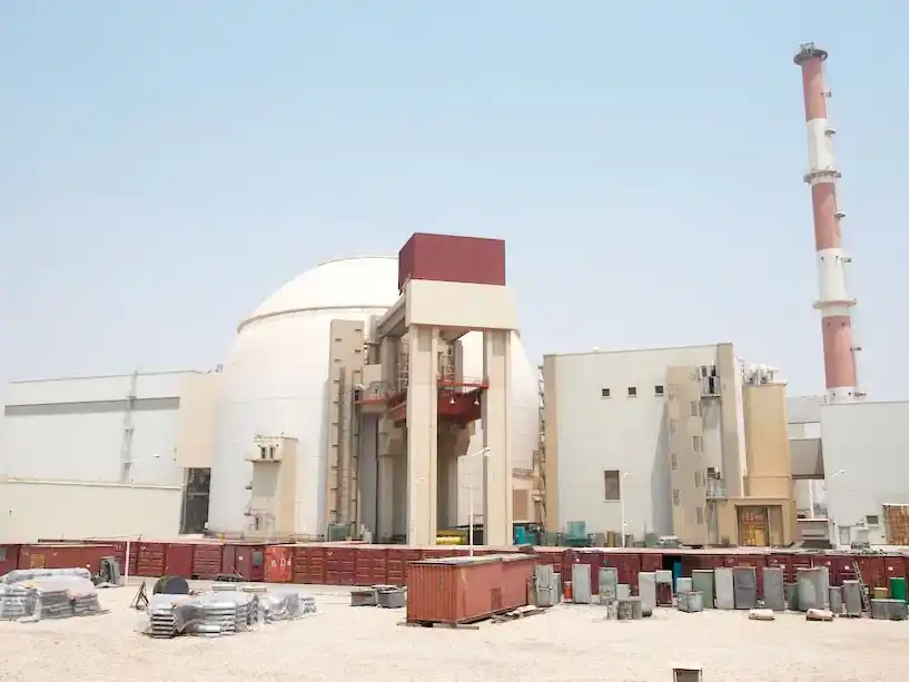 Rusia evacuó a 108 de sus trabajadores de la central nuclear de Bushehr en Irán ante la escalada de tensiones