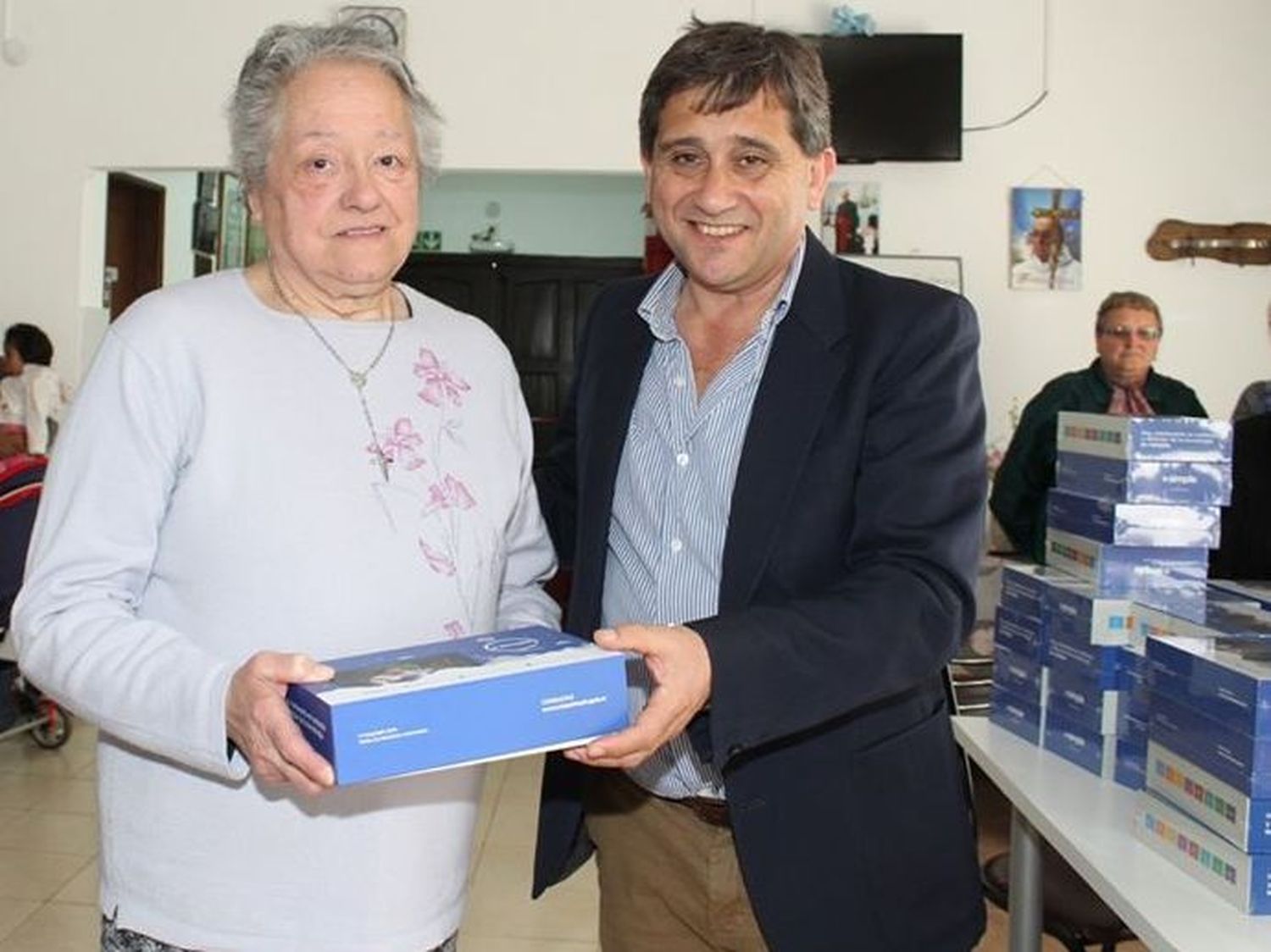Entregaron tablets para jubilados y pensionados en San Manuel