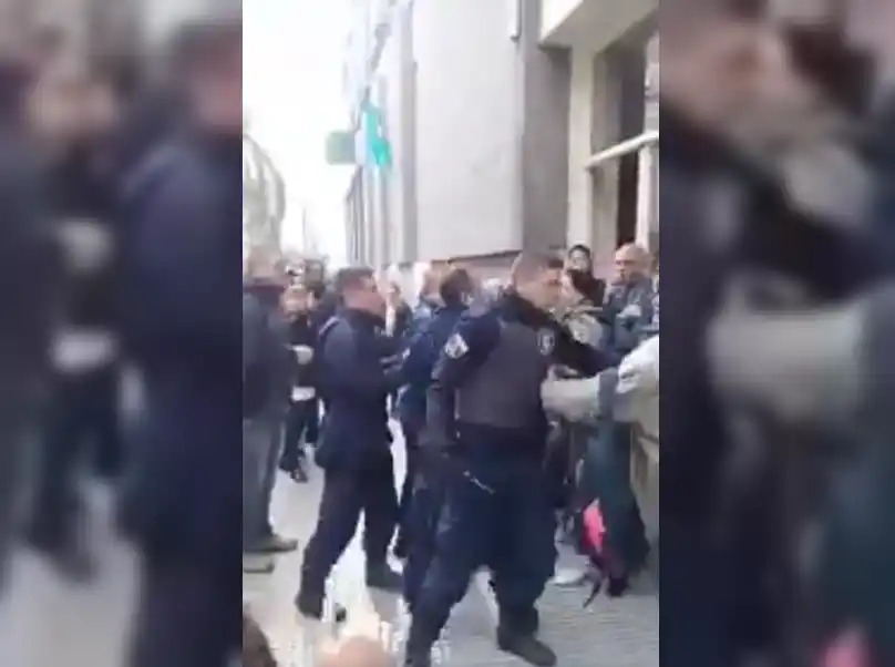 Forcejeo entre la Policía y docentes en medio de la retención de tareas por el atraso en el pago