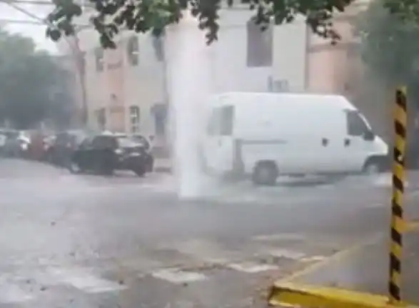 “Géisers” en pleno macrocentro de la ciudad
