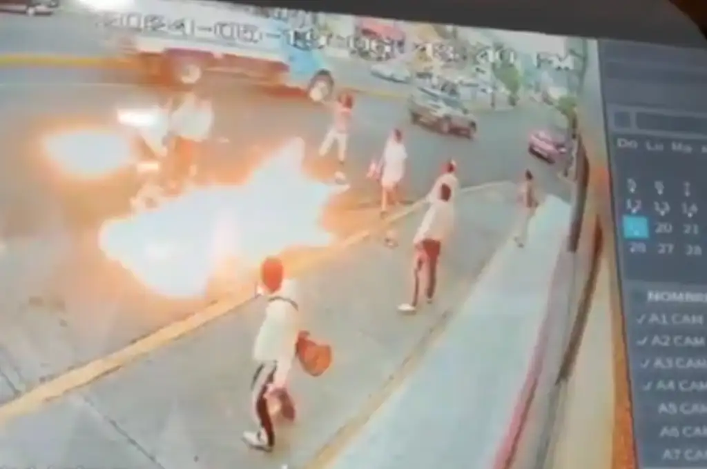 En su escape, uno de los mariachis tropezó y su cabello se incendió.