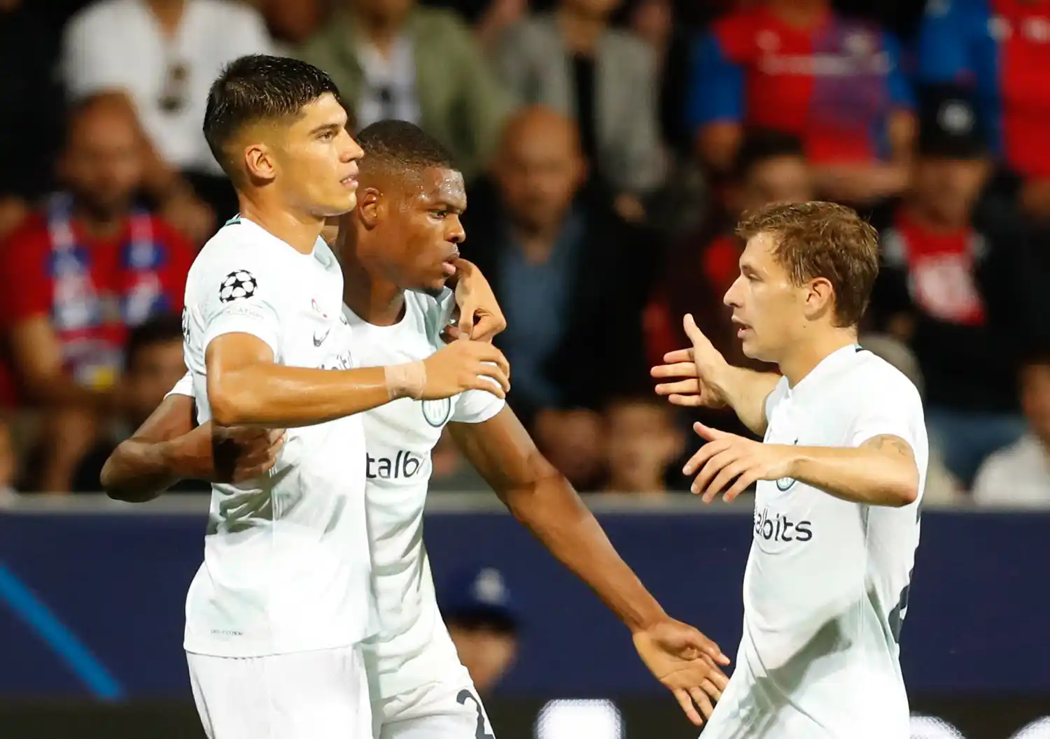 Javier Correa festeja con sus compañeros.