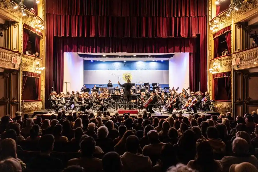 Impactante vista del Teatro Municipal 1º de Mayo