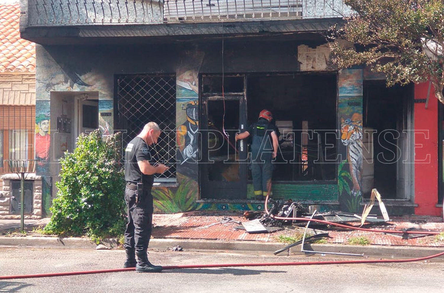 Voraz incendio en un comercio de electrónica: una familia intoxicada