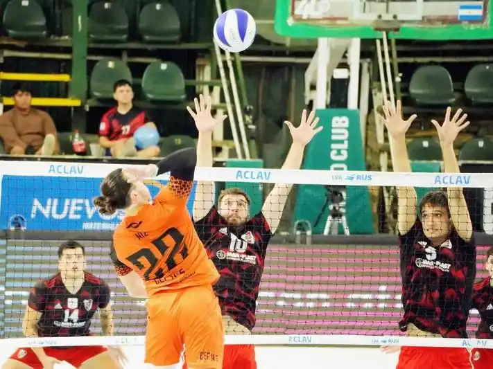 Acosta fue figura para River
en el duelo de formoseños