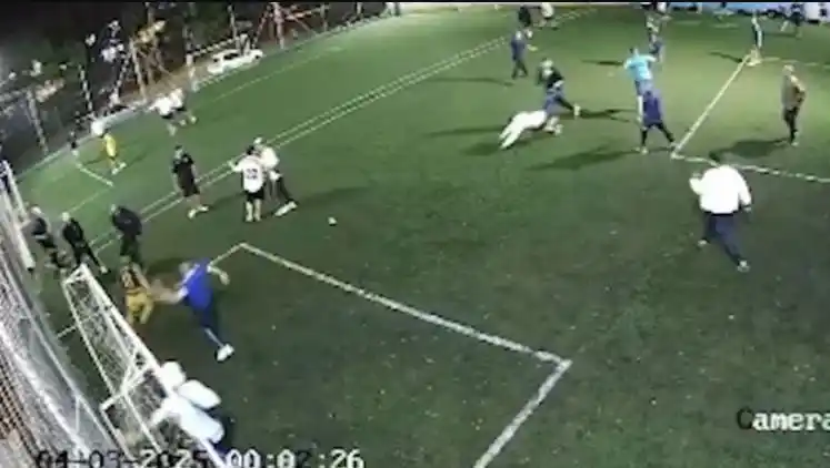 Barras de Vélez atacaron a policías de civil en una canchita de fútbol por un pantaloncito de Peñarol