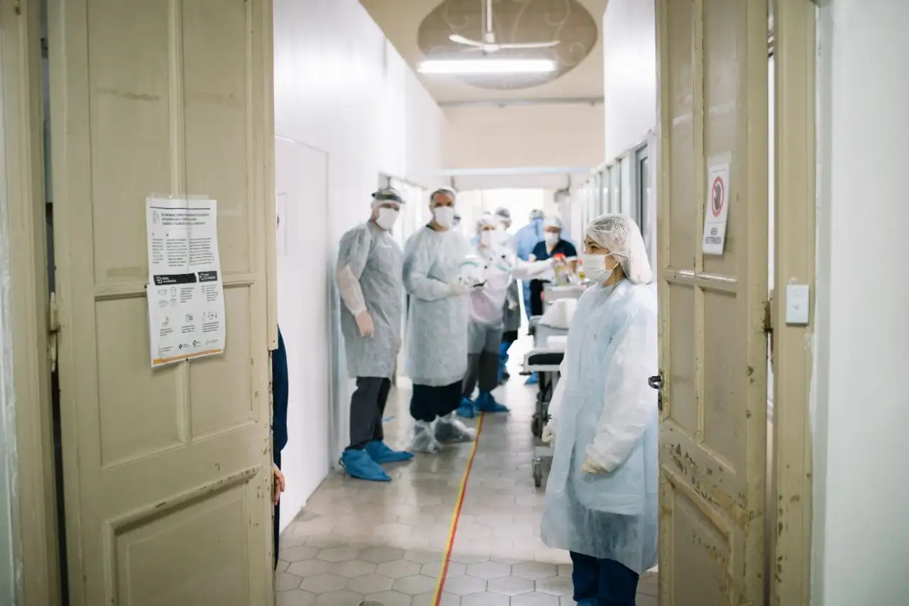 Fuerte aumento de casos, una nueva sala y la palabra de profesionales mal pagos  