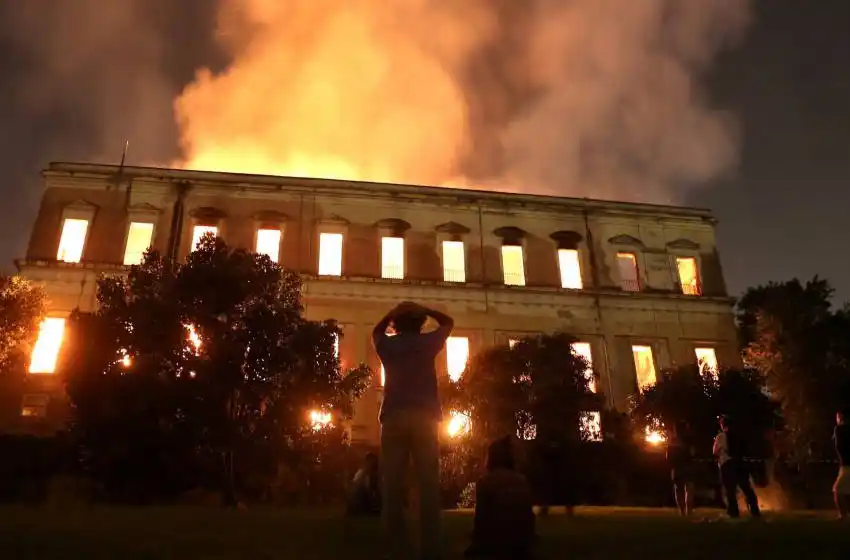 Un impresionante incendio arrasó el Museo Nacional de Río de Janeiro