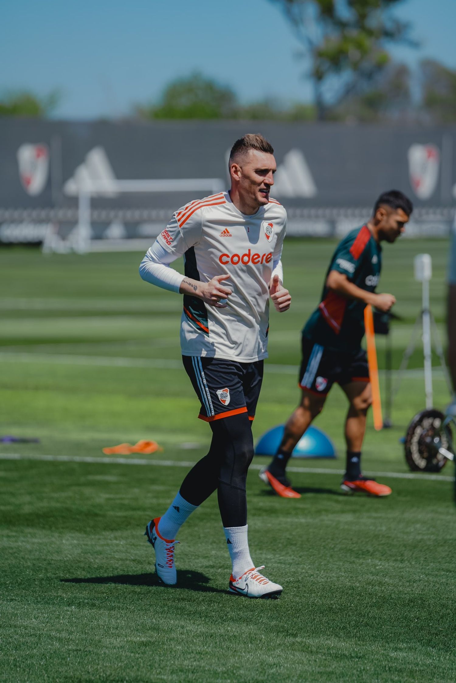 Armani se movió en el River Camp.