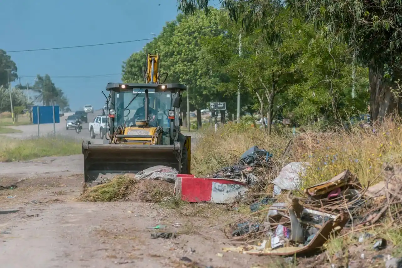 La Delegación desarrolla tareas de manera cotidiana mediante el área de servicios, enfocadas en la mejora de calles y el cuidado del ambiente.