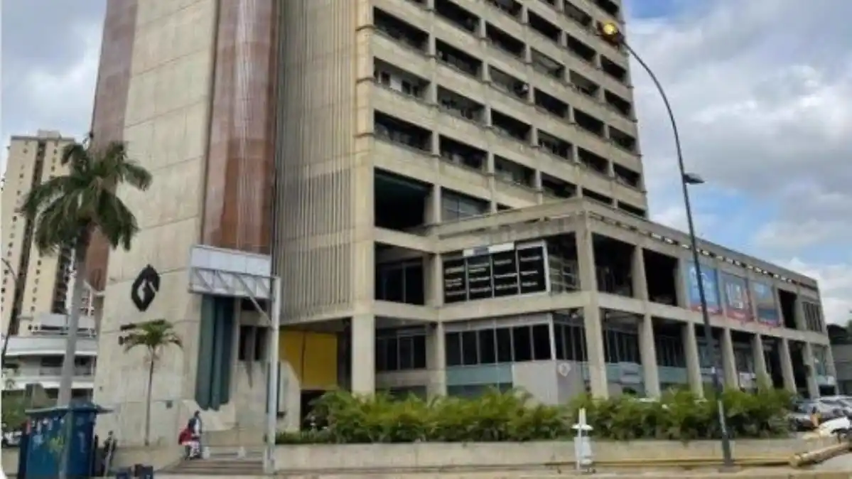 Mujer murió al caer del piso 10 de centro comercial en Bello Monte