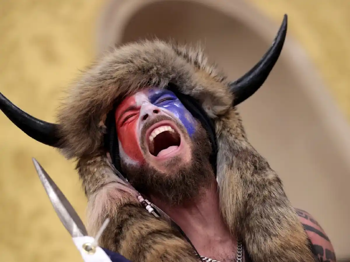 Detienen a manifestantes identificados en la toma del Capitolio