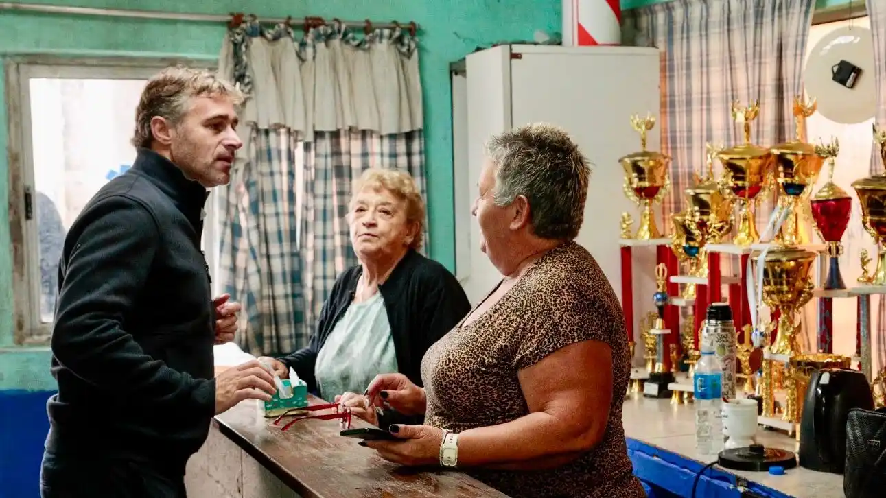 El intendente visitó a adultos mayores que realizan actividades en Sportivo Pilar.