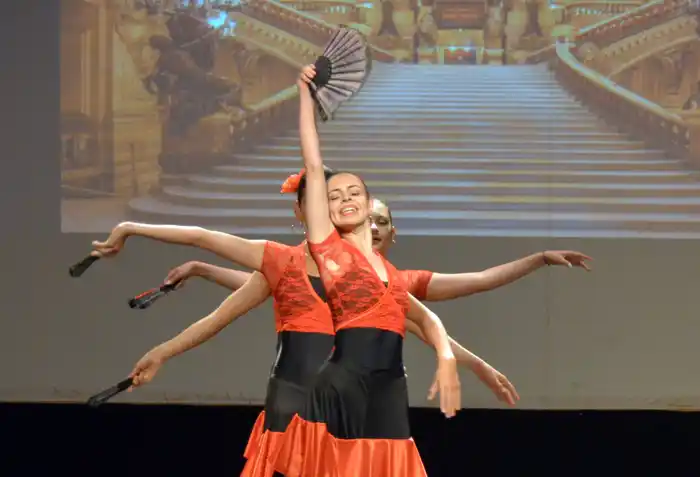 El Ballet Municipal de Danza Clásica cerró el año en el Teatro del Fuerte presentando “Danzarte”