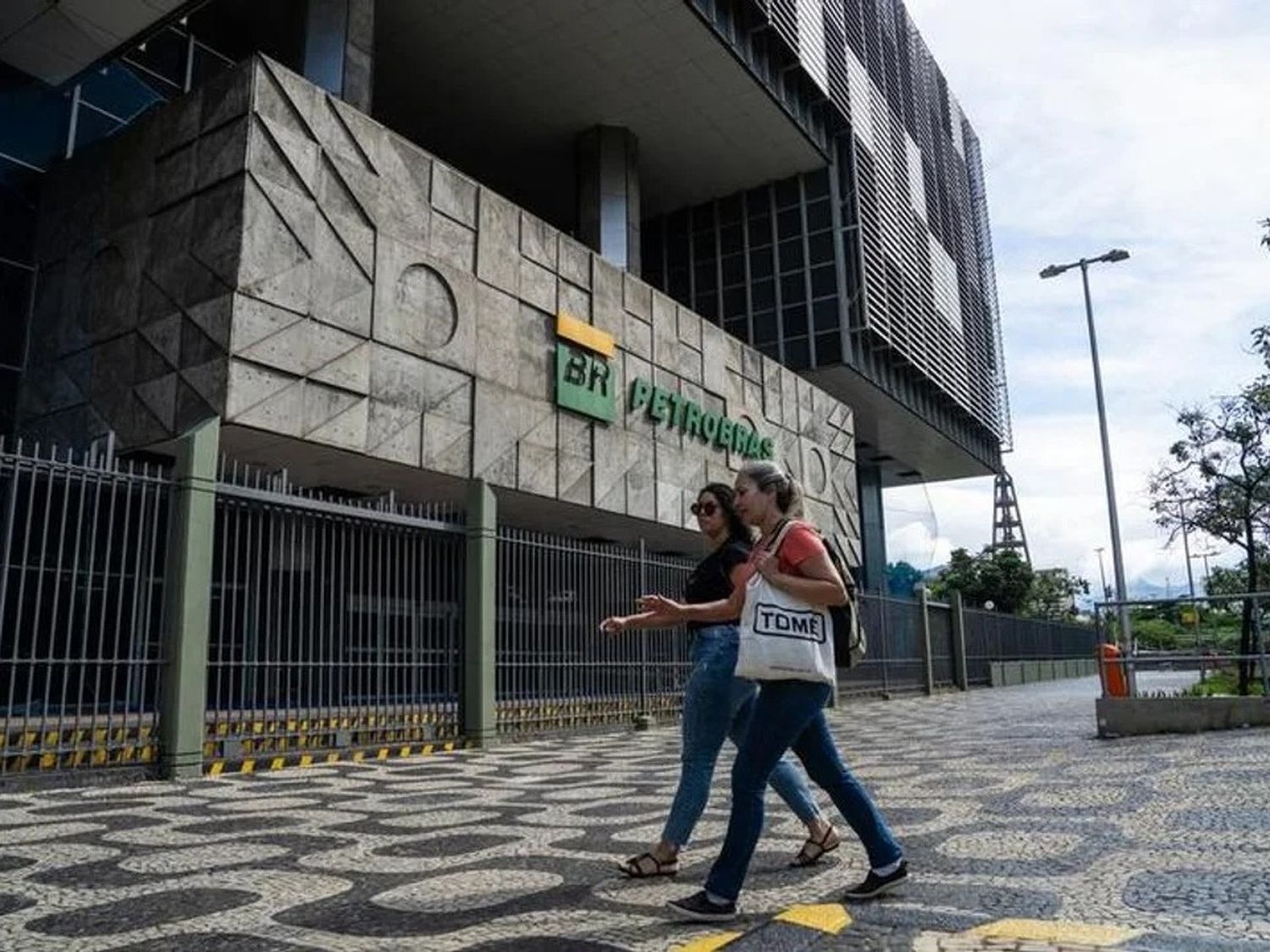 Petrobras busca adquirir campos petroleros para aumentar reservas