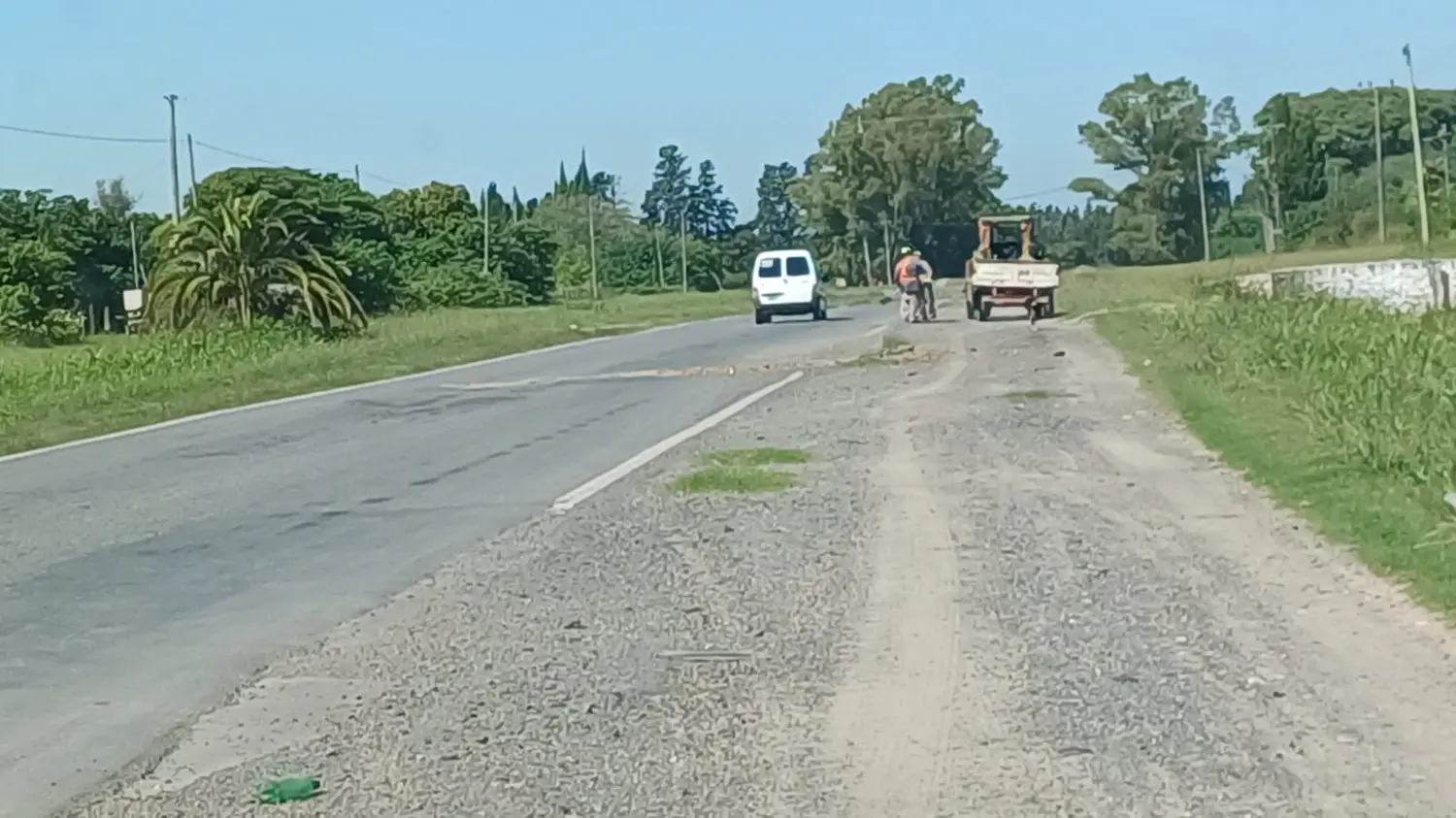 Ruta 1001: tapan con tierra los pozos