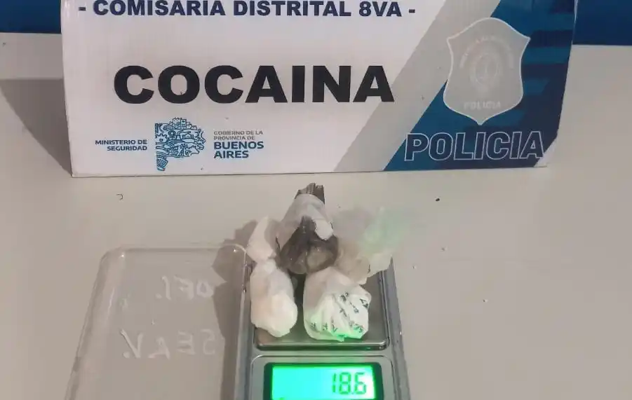 Los efectivos secuestraron cinco envoltorios de nylon con una sustancia blanca compatible con clorhidrato de cocaína.