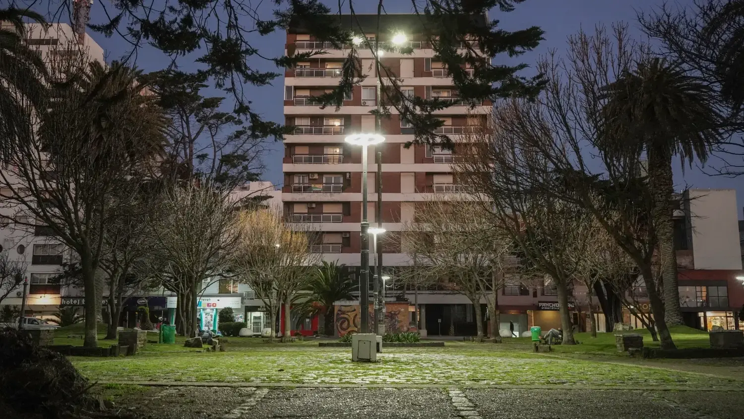 La ciudad que empieza a iluminarse distinta