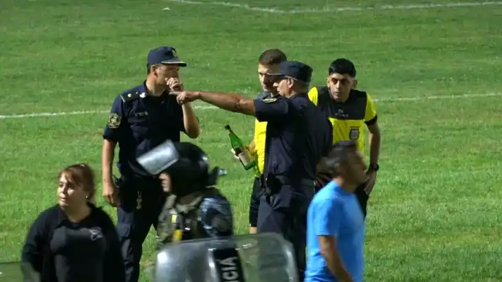 El momento de los incidentes en el primer partido.