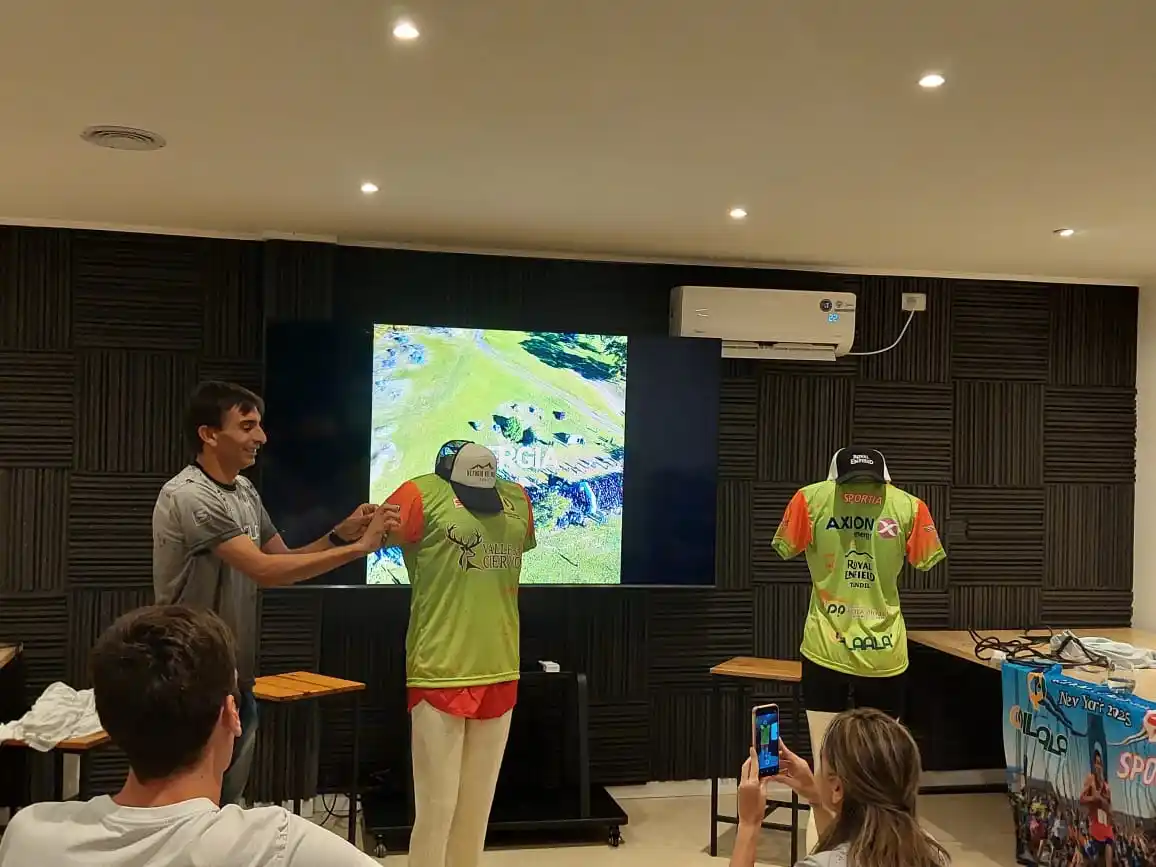 El momento más esperado: la presentación oficial de las remeras de la carrera