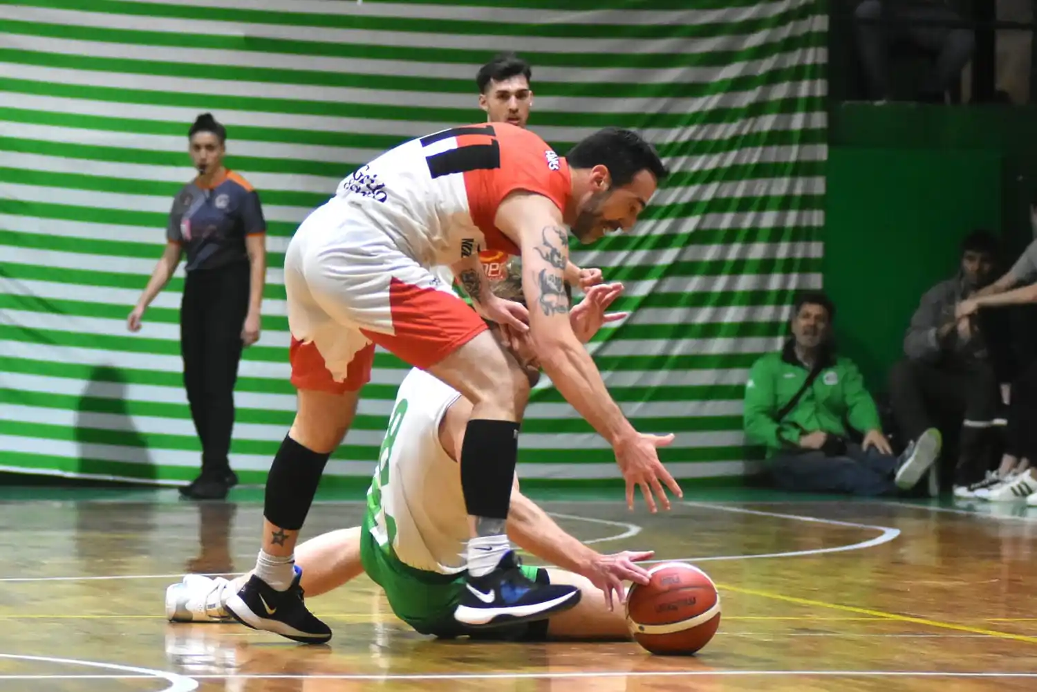 Valerio Andrizzi lucha por el balón.
