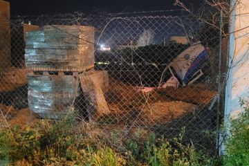 Robaron una ambulancia en zona sudoeste, la incrustaron en una pileta tras una persecución y balearon a una policía
