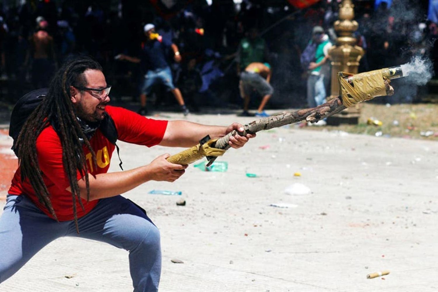 Detuvieron en Uruguay al militante socialista que arrojó un mortero contra policías