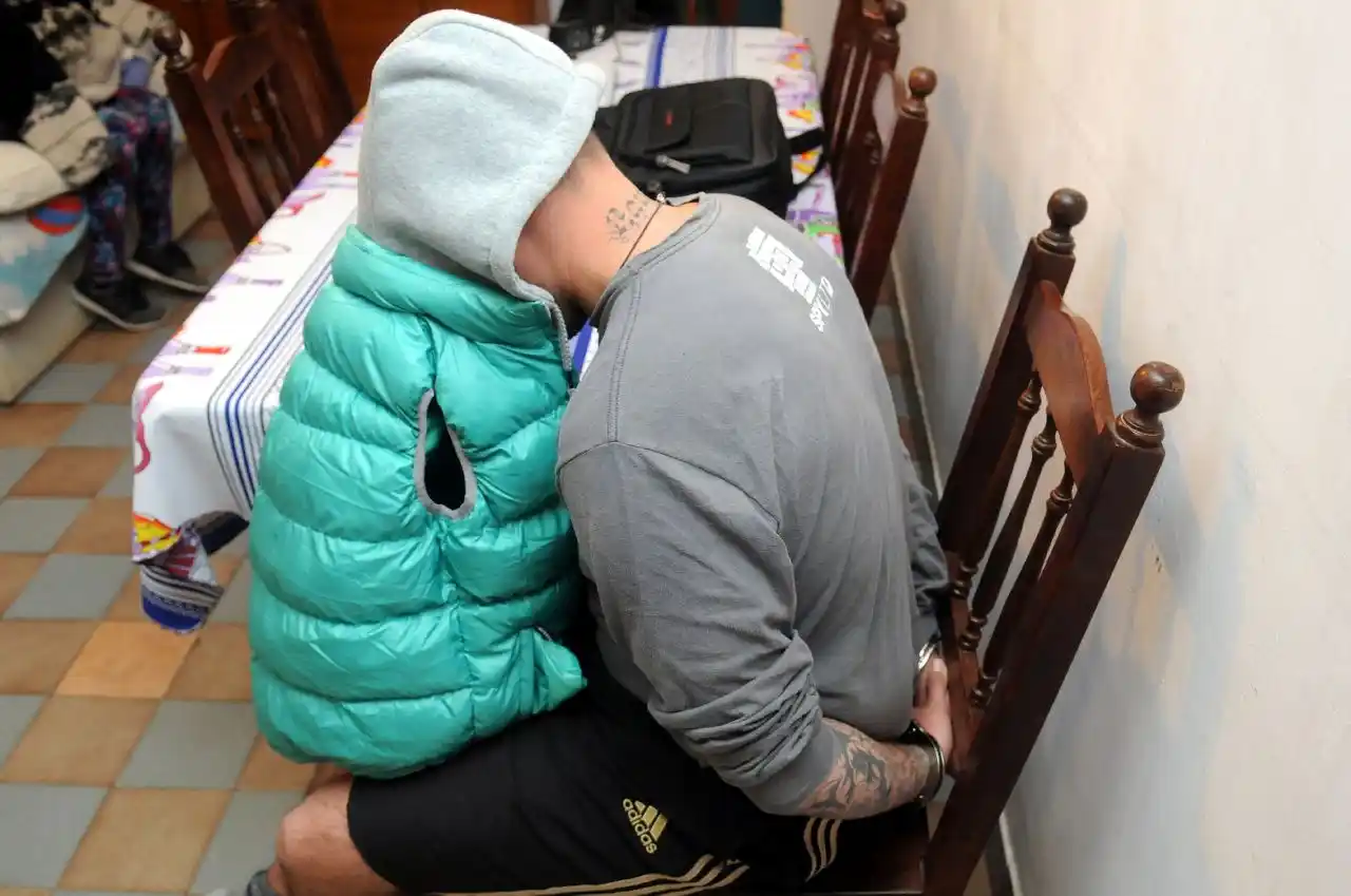 "Los simuladores del asfalto": Vestidos de gendarmes robaron un camión de caudales
