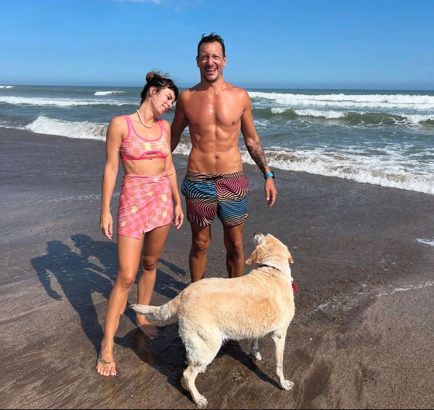 Familia. Nicolás Vázquez, Gimena Accardi y Uma, en las playas de Necochea