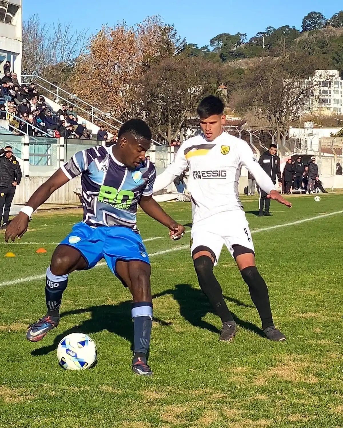 FOTO PRENSA SANTAMARINA Domínguez, marcando a Piedrahita en la goleada de Santamarina a Sol de Mayo.