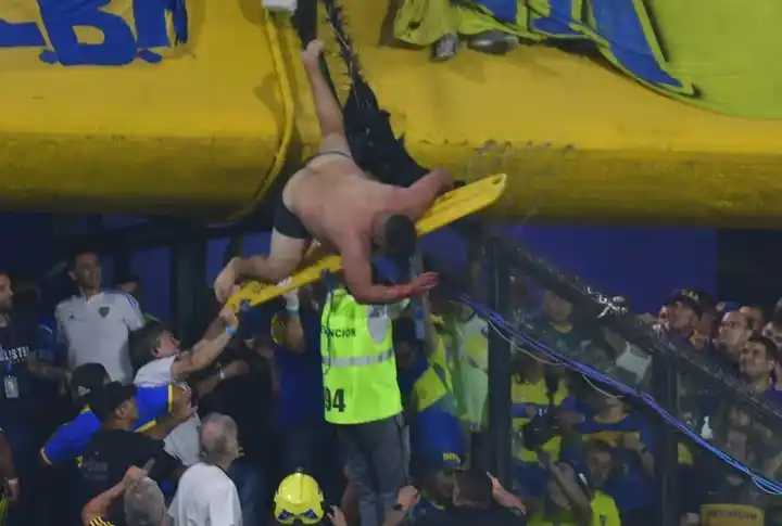 Video: Un hincha de Boca quiso pasarse de bandeja pero terminó desnudo y desvanecido