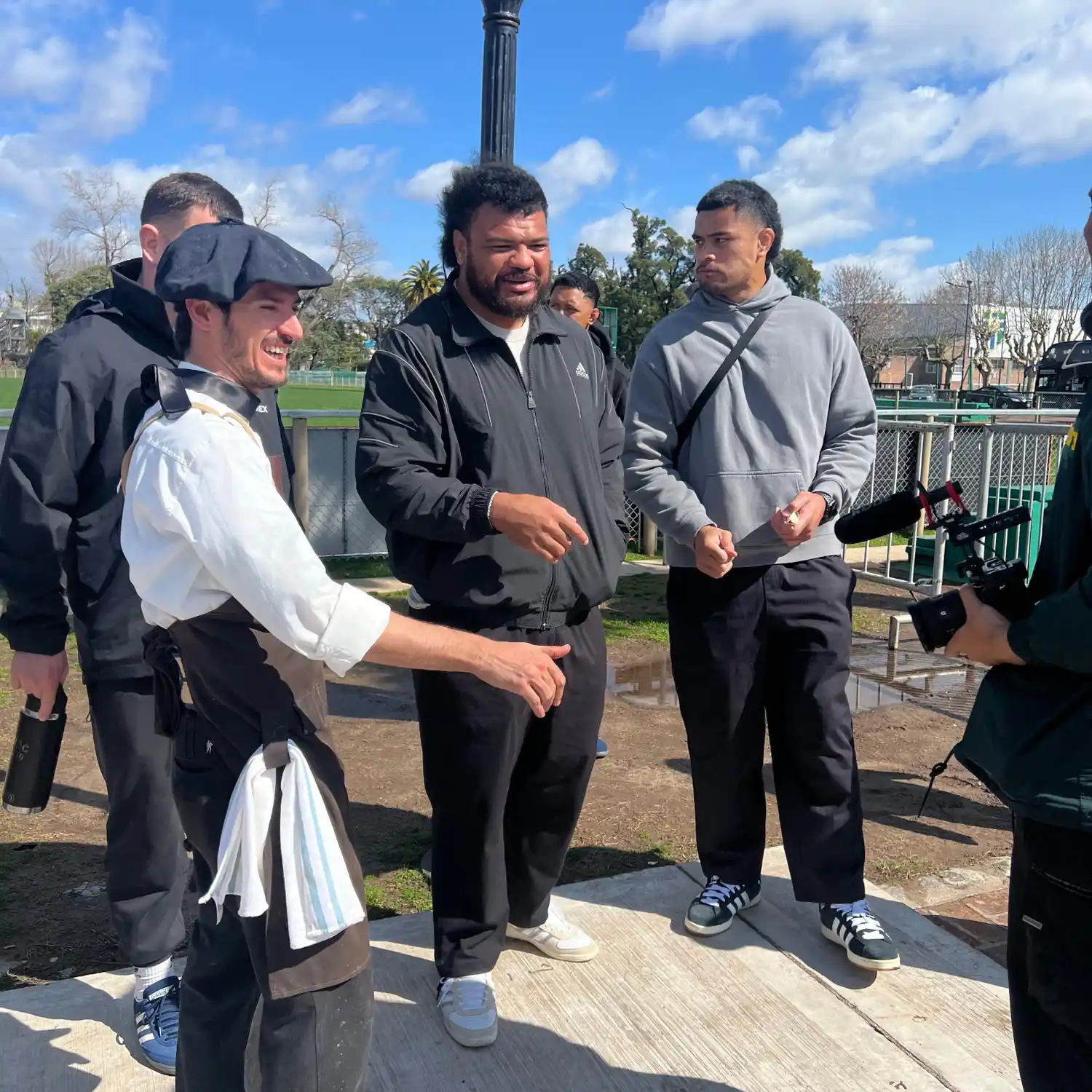 Carlos “Pitu” Alfieri cocinó cordero a la estaca y otros cortes a la parrilla para los All Blacks