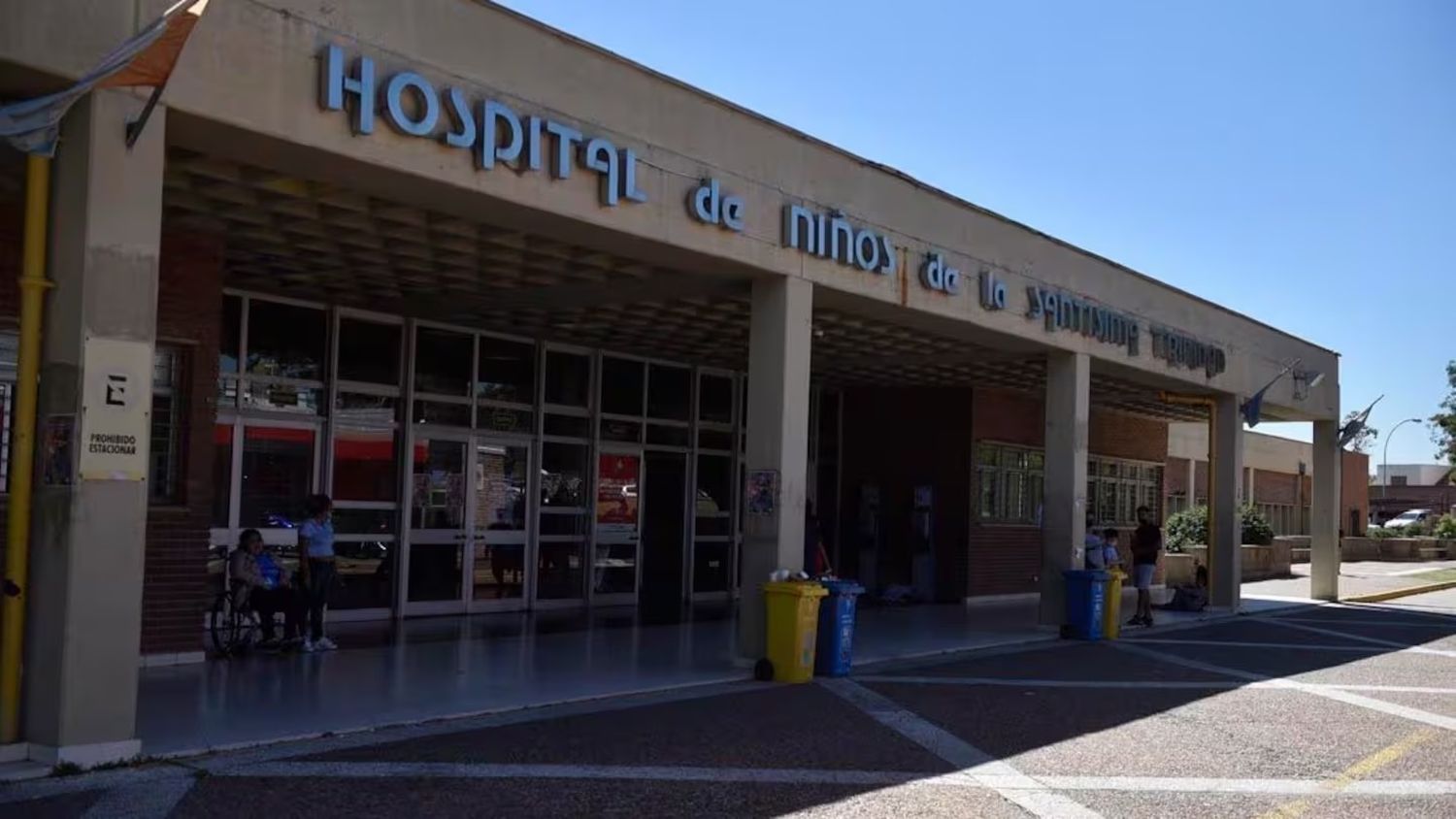 Una niña se incrustó un clavo en la nuca al caer de un Pata Pata y está internada en el Hospital de Niños