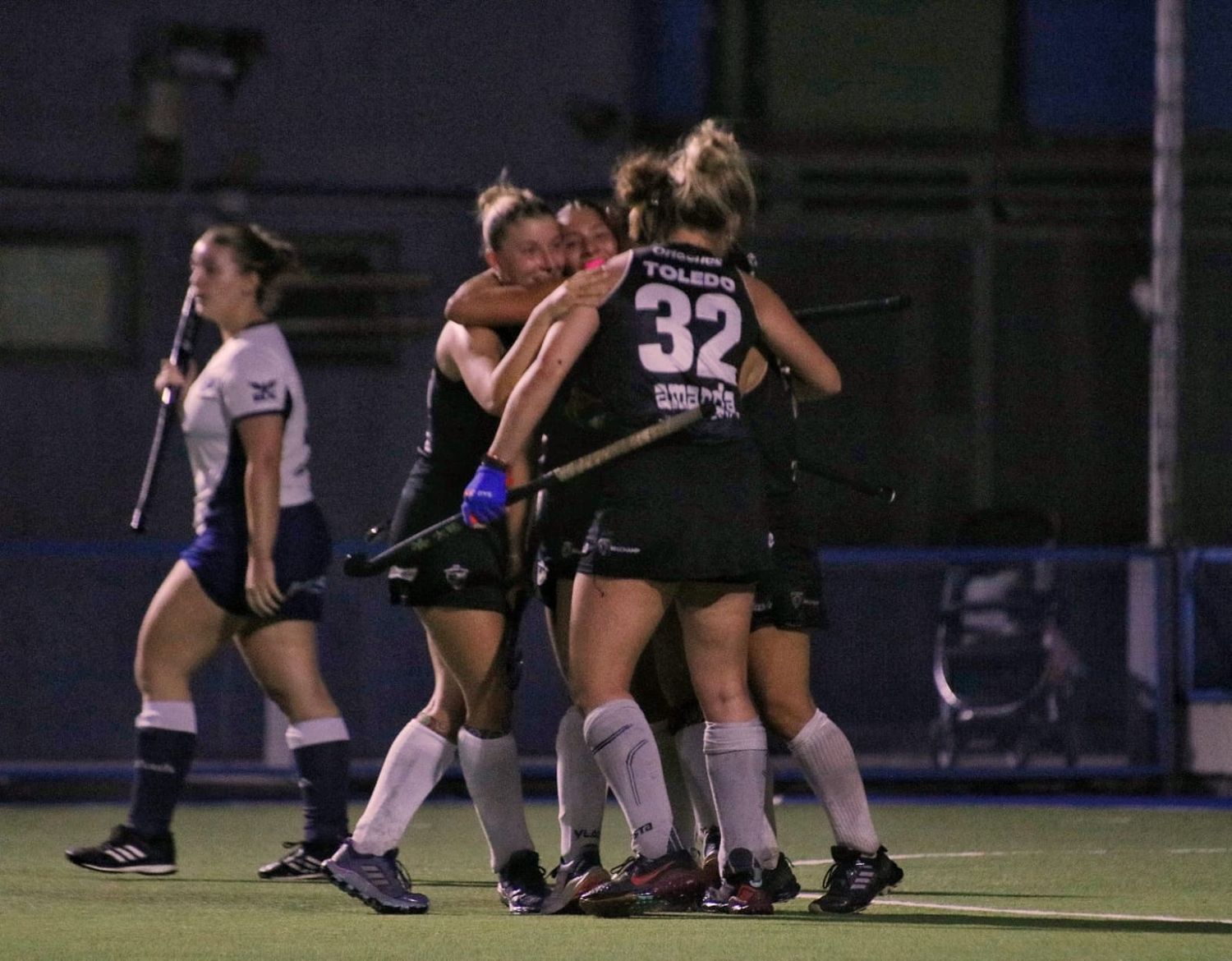 Todo Sporting abraza a Zoe Kachmaryk que anoto el único gol de la semifinal. (Foto: Carolina Maccaferro - Prensa Sporting)