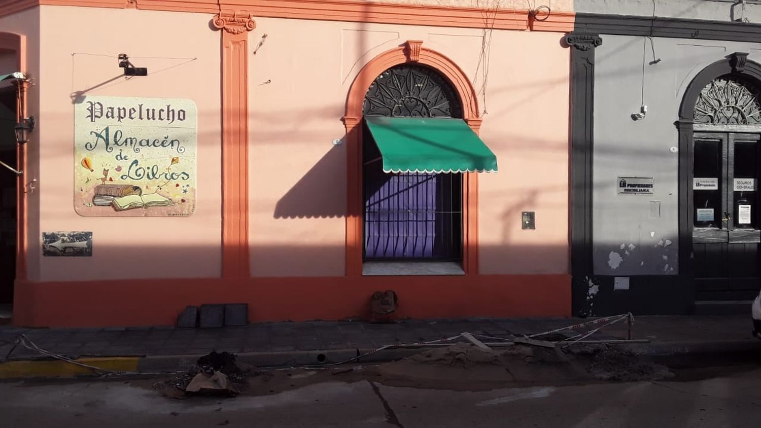 Papelucho realiza trabajos en el exterior de su local