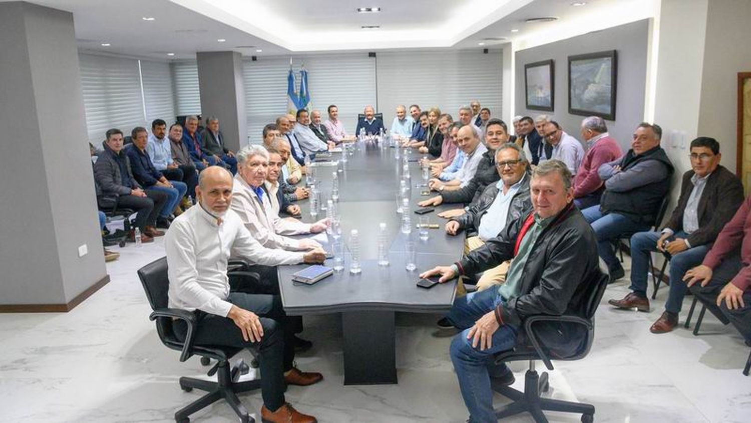 Insfrán se reunió con intendentes y 
presidentes de comisiones de fomento