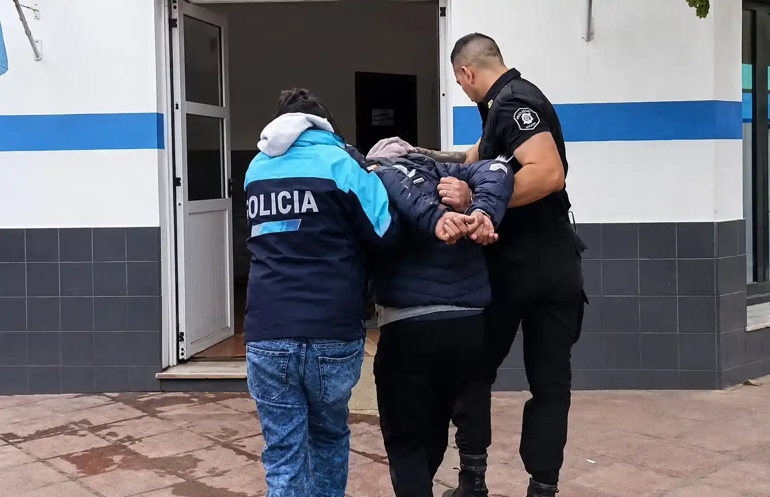 Tras un rápido despliegue, el sujeto fue reducido y detenido en el lugar por los efectivos intervinientes.