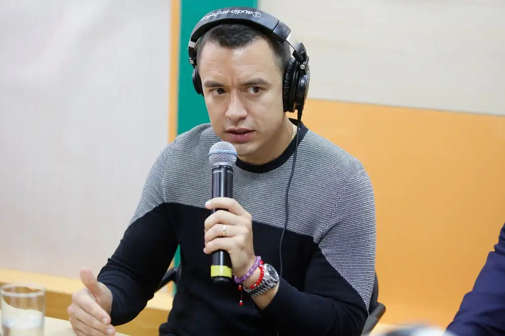 El presidente de Ecuador Daniel Noboa da una entrevista en una estación de radio local, en Quito.