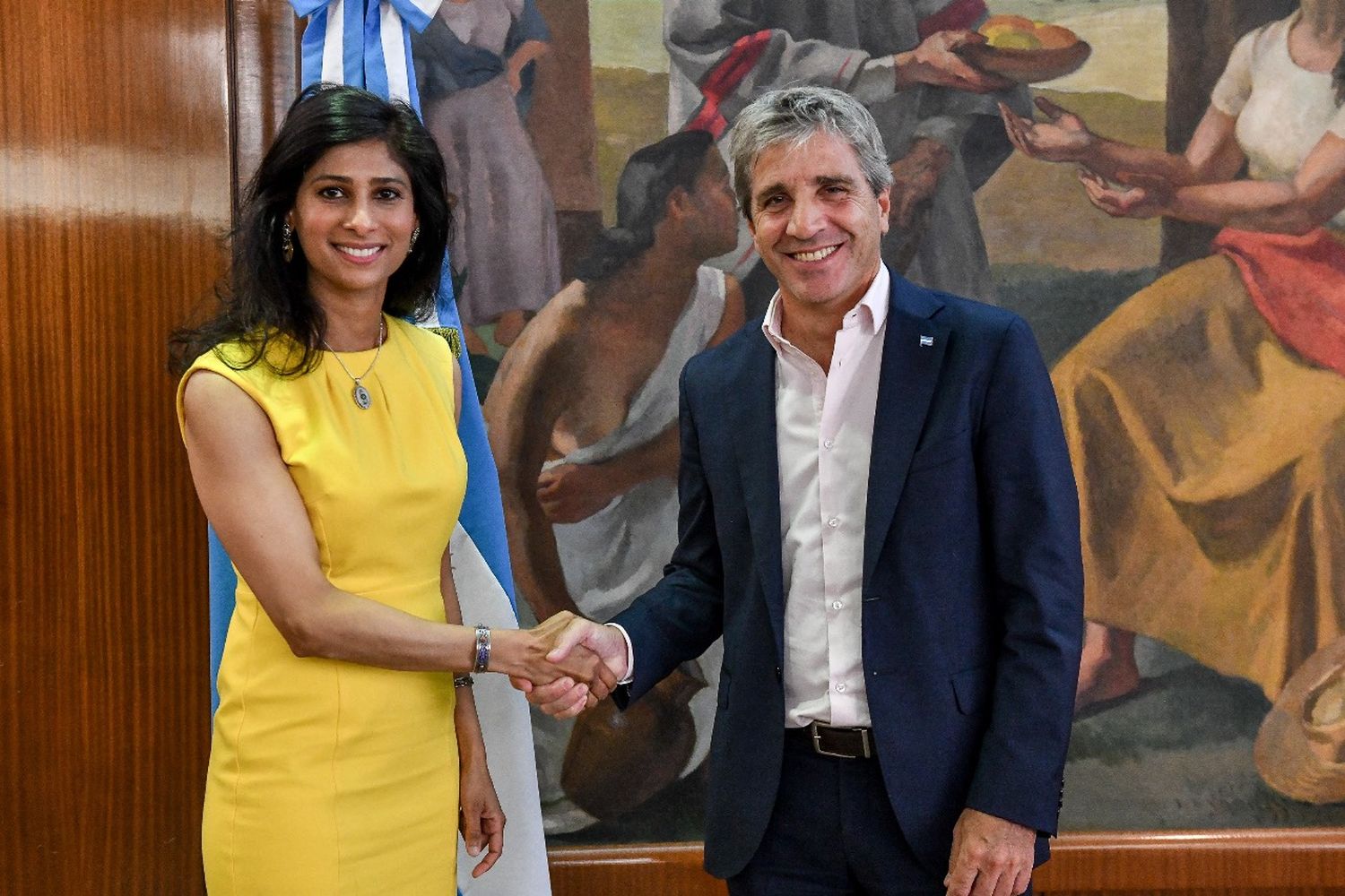 La subdirectora gerente del FMI, Gita Gopinath y el ministro de Economía, Luis Caputo.