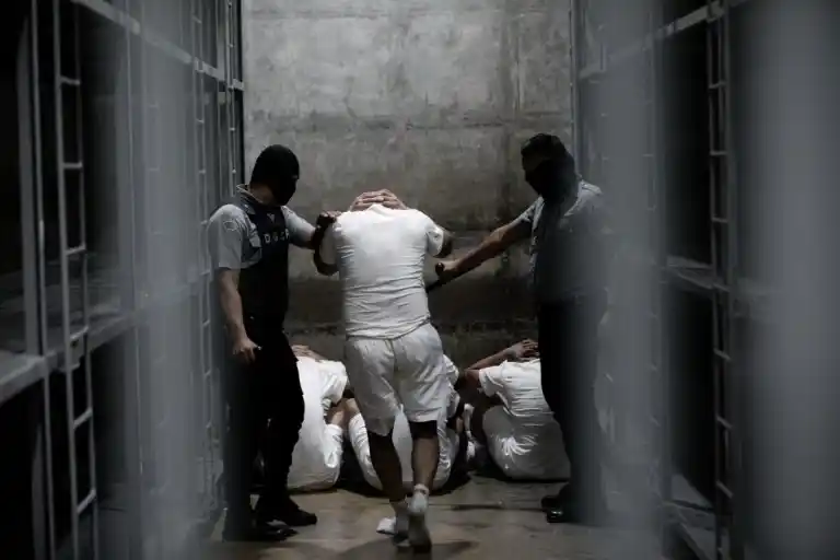 Migrante deportado por error a El Salvador DEBE SER REPATRIADO A EE.UU. POR ORDEN DE UN JUEZ